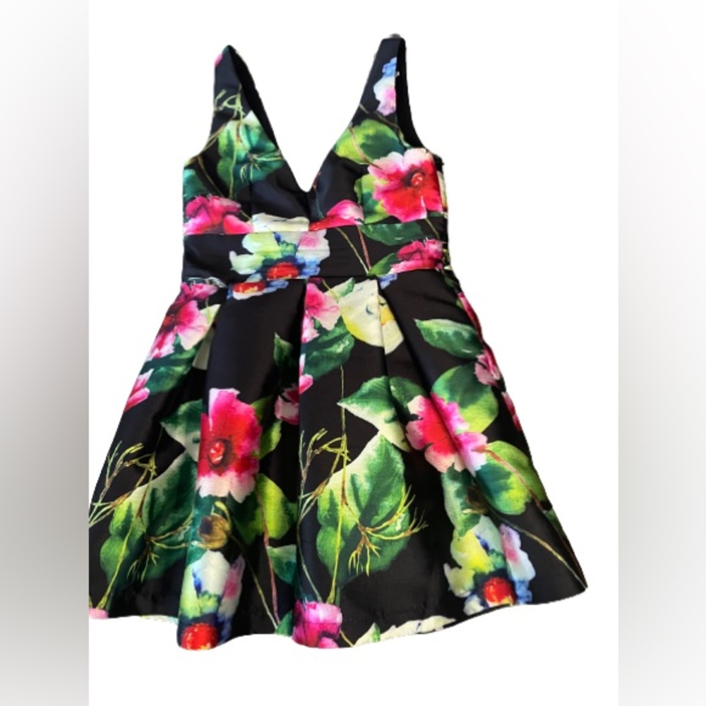 Beautiful & elegant floral dress. Size Small.